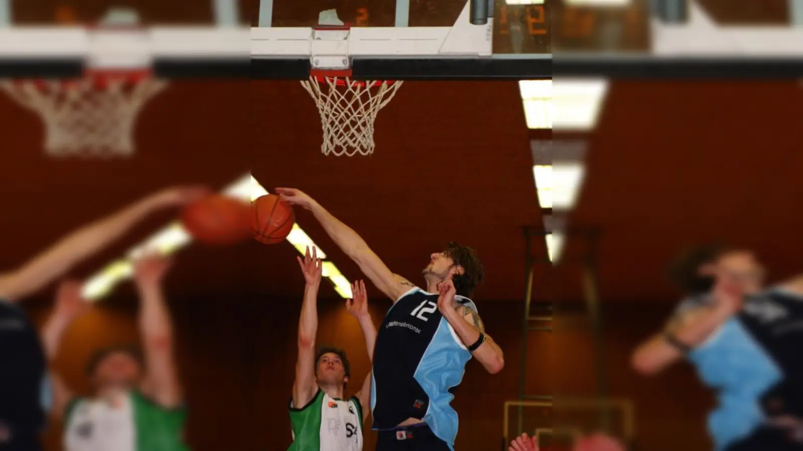 Xaver Egger hatte hier gegen den Ex-Neuöttinger ‚Riesen‘ Michael Schmidbauer (Nr. 12) keine Chance. <br>                                          Foto: © Helmut Handwerker