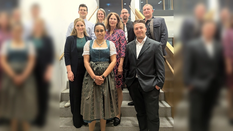 Die neuen Gemeinderatsmitglieder:Stephanie Seger (SPD), Sarah Kainz (BZN), Eva Kahle (SPD) und Ben Wegscheider (CSU) (vorne von links) sowie Marek Hirschberg (Bündnis 90/die Grünen), Carolin Grimm (BZN), Dr. Tim Pietruska<br>(BZN) und Felix Lechner (BZN) (hinten von links). (Foto: Gem)
