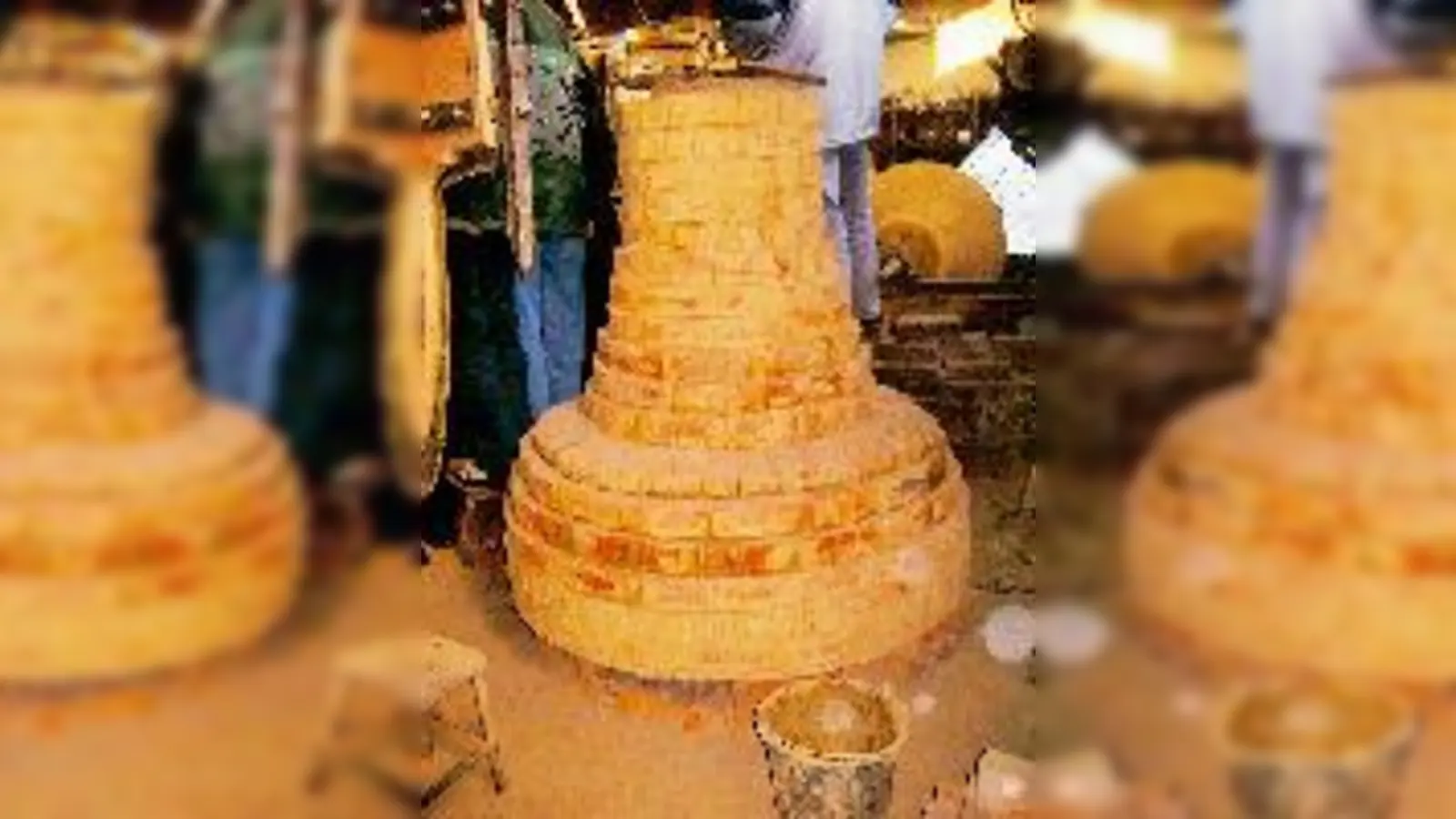 40 Bewohner des 15. Stadtbezirks waren beim Gießen für die Messestadt-Glocken dabei. Zu bestaunen war auch ein roher, gemauerter Gusskern, der das Innere der Glocke bestimmen wird.	 (Foto: G. Kronawitter)