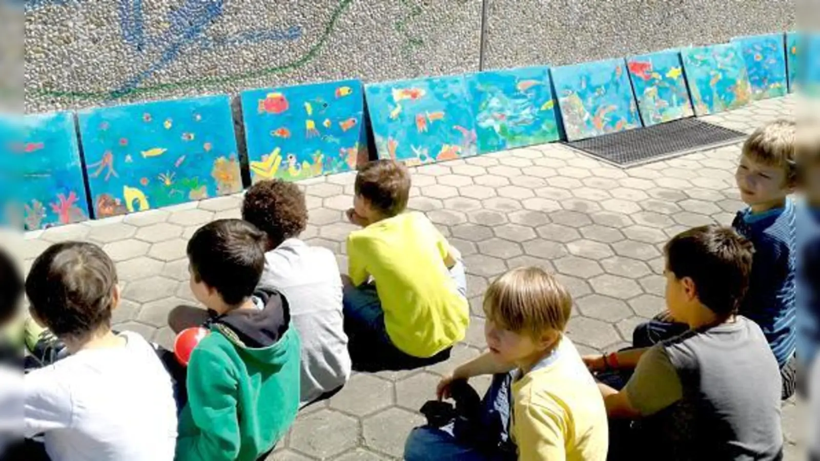 Die Kinder der Klasse 3a haben beim Projekt K.I.D.S. Unterwasserwelten gemalt.	 (Foto: Schule)