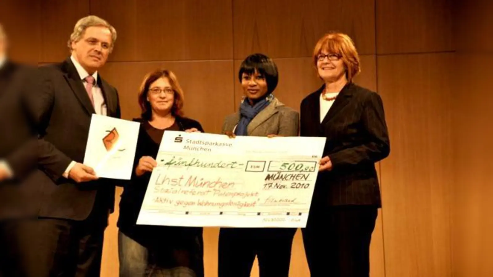 Mit einem Scheck über 5.000 Euro zeichnete die Regierung von Oberbayern nun das Patenprojekt Aktiv gegen Wohnungslosigkeit aus.    (Foto: Franz Gleissner)