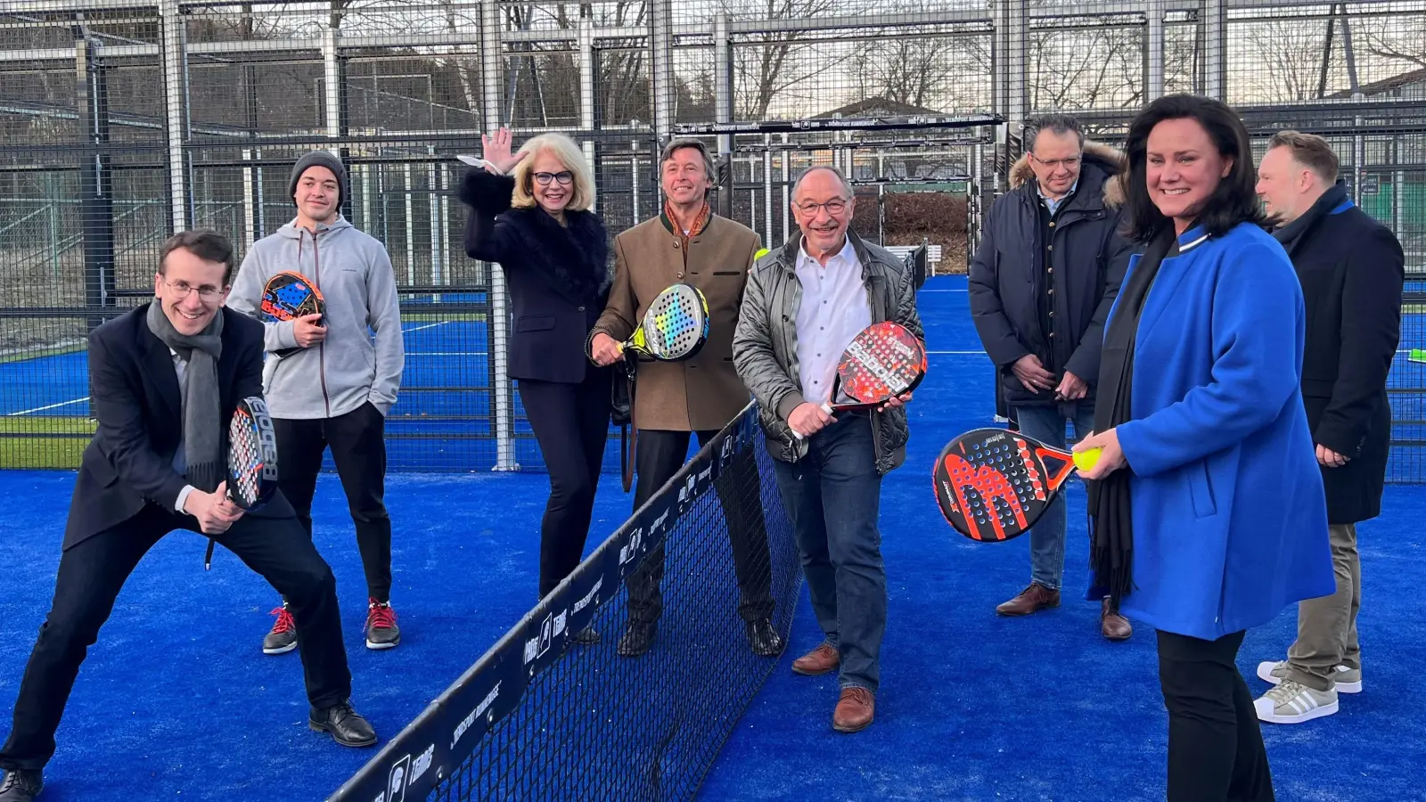 Spaß beim Trendsport Padeln: Landrat Stefan Frey (von links), Ligaspieler Alvaro Ritter, Starnbergs Vize-Bürgermeisterin Angelika Kammerl, Betreiber Richard von Rheinbaben, Altlandrat Karl Roth, gwt-Chef Christoph Winkelkötter, MdL Ute Eiling-Hütig und Platzbauer Arnd Schade. (Foto: Susanne Hauck)