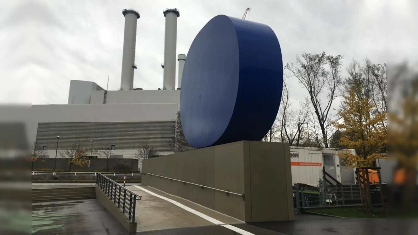 Rollt hoffentlich nicht weg: Rupprecht Geigers „Gerundetes Blau” am „Zwischen-Gasteig”. Im Hintergrund das Heizkraftwerk. (Foto: lsc)