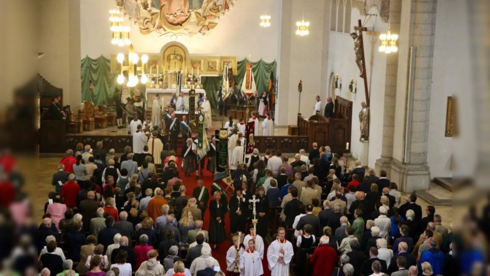 Die Festwoche zu 100 Jahre Maria Schutz wurde gekrönt vom Jubiläumsgottesdienst mit der Festpredigt von Pater Matthäus aus Maria Eich und der feierlichen Missa Coronationalis von Franz Liszt. Fahnenabordnungen der Pasinger Vereine und viele Festgäste wohnten der Messe bei. (Foto: us)