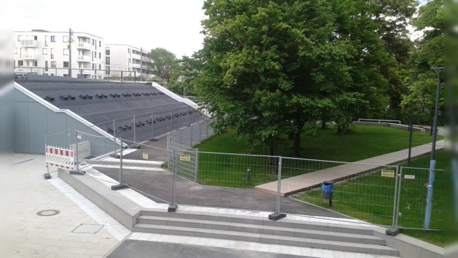 Im Außenbereich der um- bzw. neugebauten Grund- und Mittelschule an der Schrobenhausener Straße fehlen Spielmöglichkeiten, das bemängeln die Elternvertreter der Grundschulkinder. (Foto: kö)