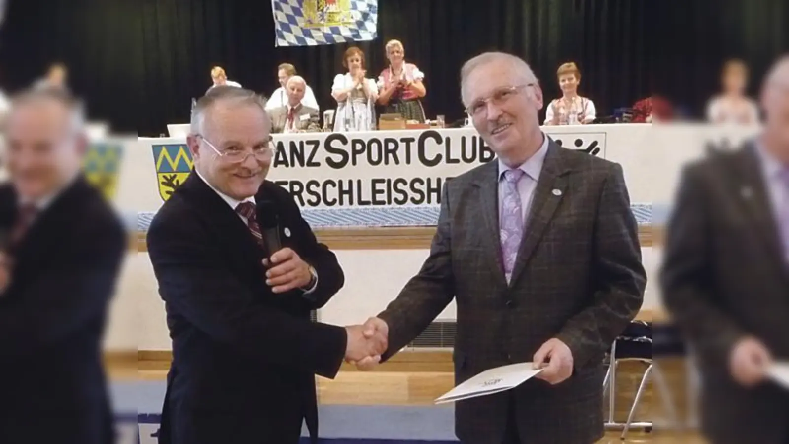 LTVB-Vizepräsident Peter Otto und Hans Hoyer von TSC Unterschleißheim (v.l) bei der Ehrung.  (Foto: VA)