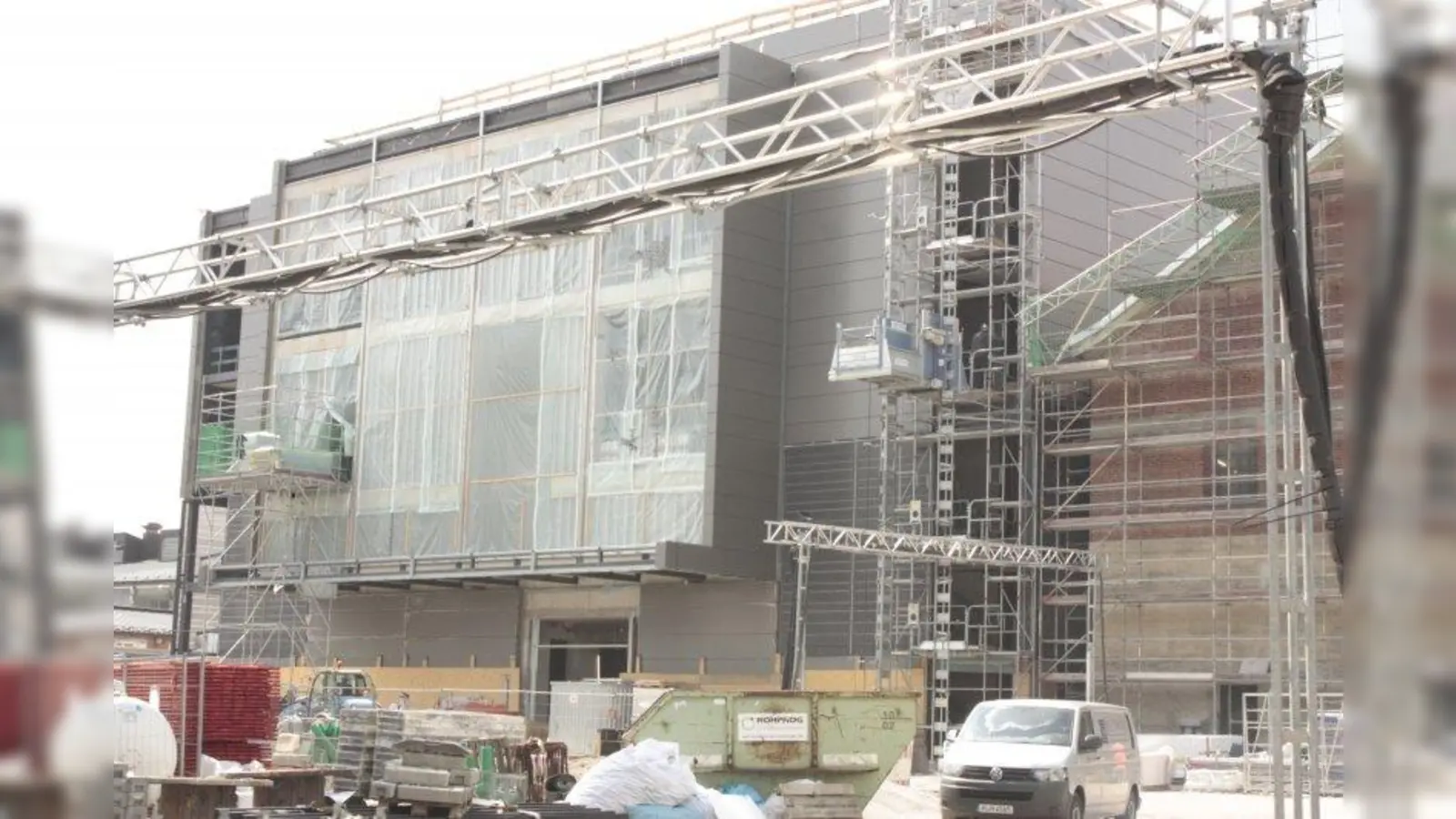 Im Januar 2018 entschied sich der Stadtrat für das Sendlinger HP8-Areal als Standort des Gasteig-Ausweichquartiers. Im Oktober 2020 fand das Richtfest statt. Im Herbst 2021 soll der Gasteig an der Hans-Preißinger-Straße ferig sein. (Foto: job)