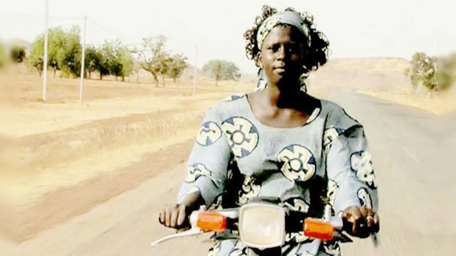 Die junge Maimouna reist mit dem Moped von Dorf zu Dorf, um über die Genitalverstümmelung aufzuklären.	 (Foto: VA)