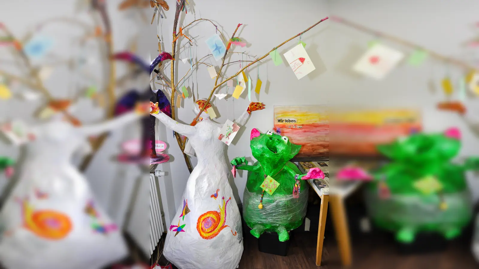 In den Kinder-Kunstworkshops entstanden märchenhafte Bilder und Skulpturen, von denen nun einige in der Kreisklinik ersteigert werden können.  (Foto: Sybille Föll)