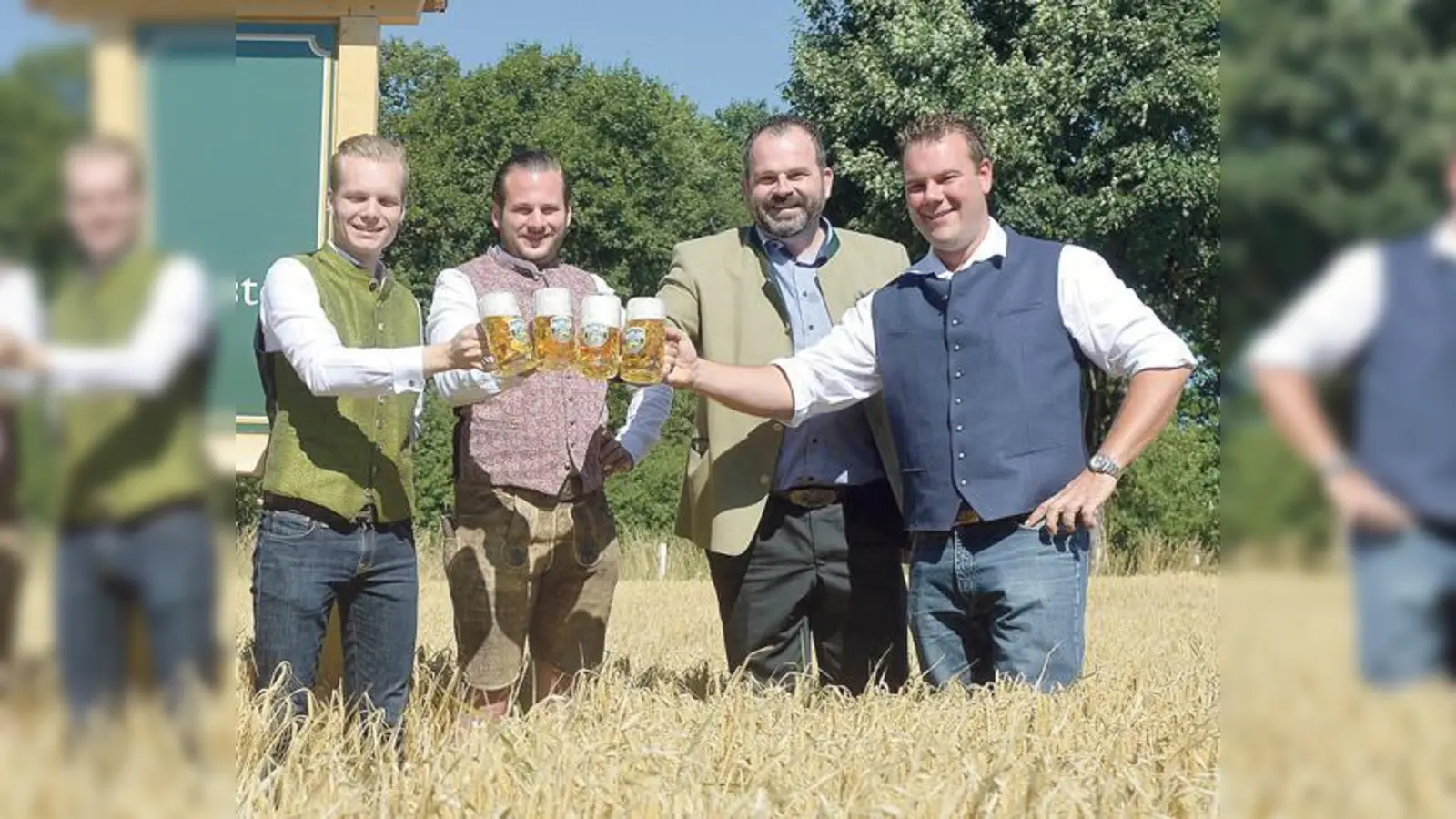 Ferdinand und Sebastian Zinner stoßen mit dem Direktor der Brauerei Aying und dem Landwirt Florian Büchlmeier an. Vereint werden sie durch die Liebe zum Bier.	 (Foto: Claus Schunk)
