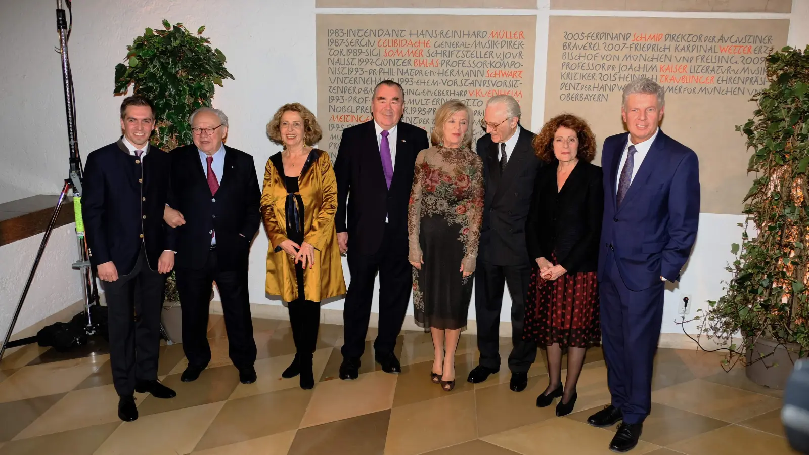 Philipp Lahm, Hubert Burda, Michaela May, Heinrich Traublinger, Jutta Speidel, Franz von Bayern und Rachel Salamander wurden als neue Ehrenbürger Münchens von Oberbürgermeister Dieter Reiter (v. li.) vorgestellt. (Foto: Robert Bösl)