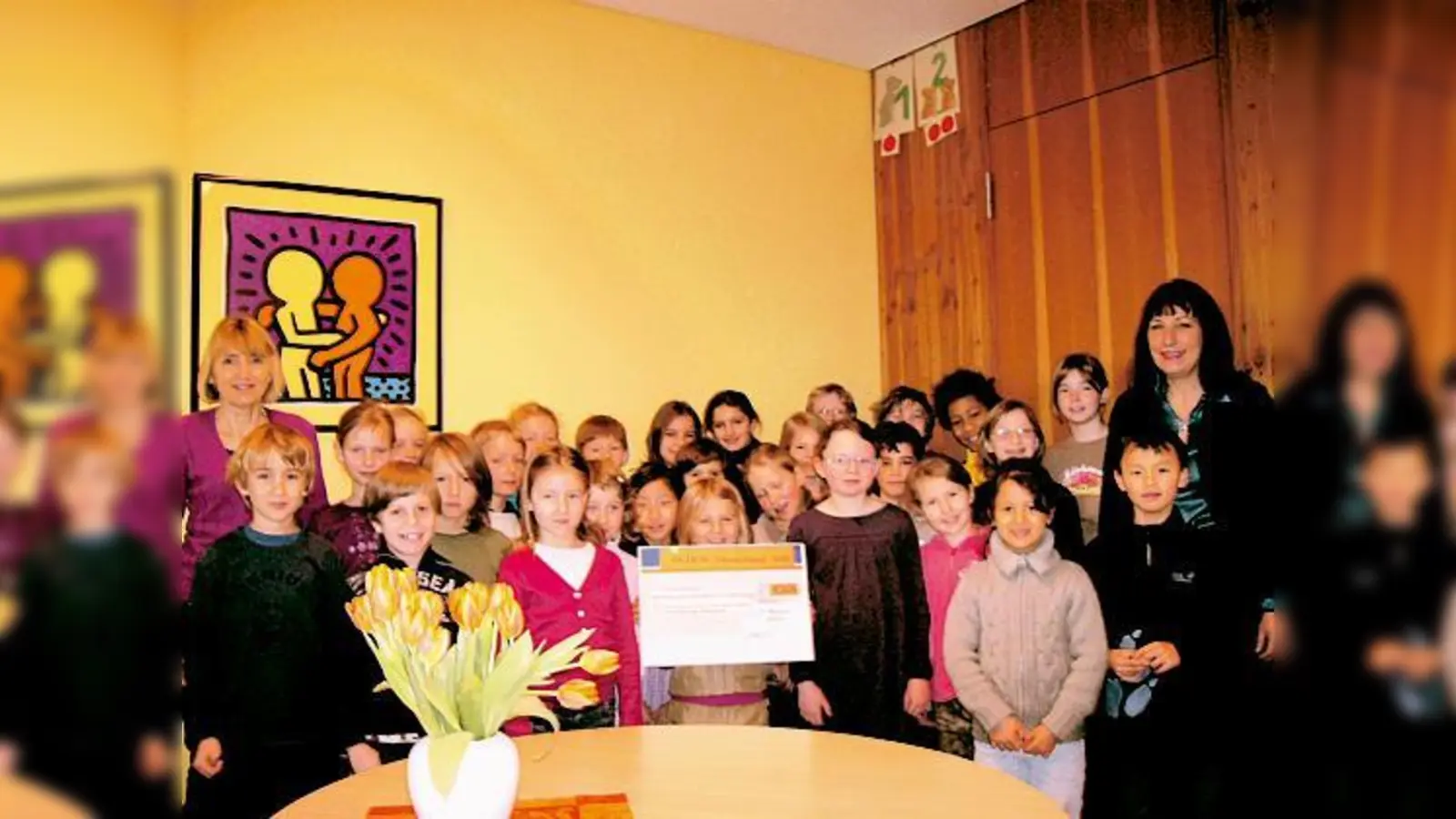 Schulleiterin Gisela Schäfer (r.) und Lehrerin Jutta Eckel (l.) mit den Klassensprechern bei einer symbolischen Übergabe des Spendenschecks. 	 (Foto: Privat)