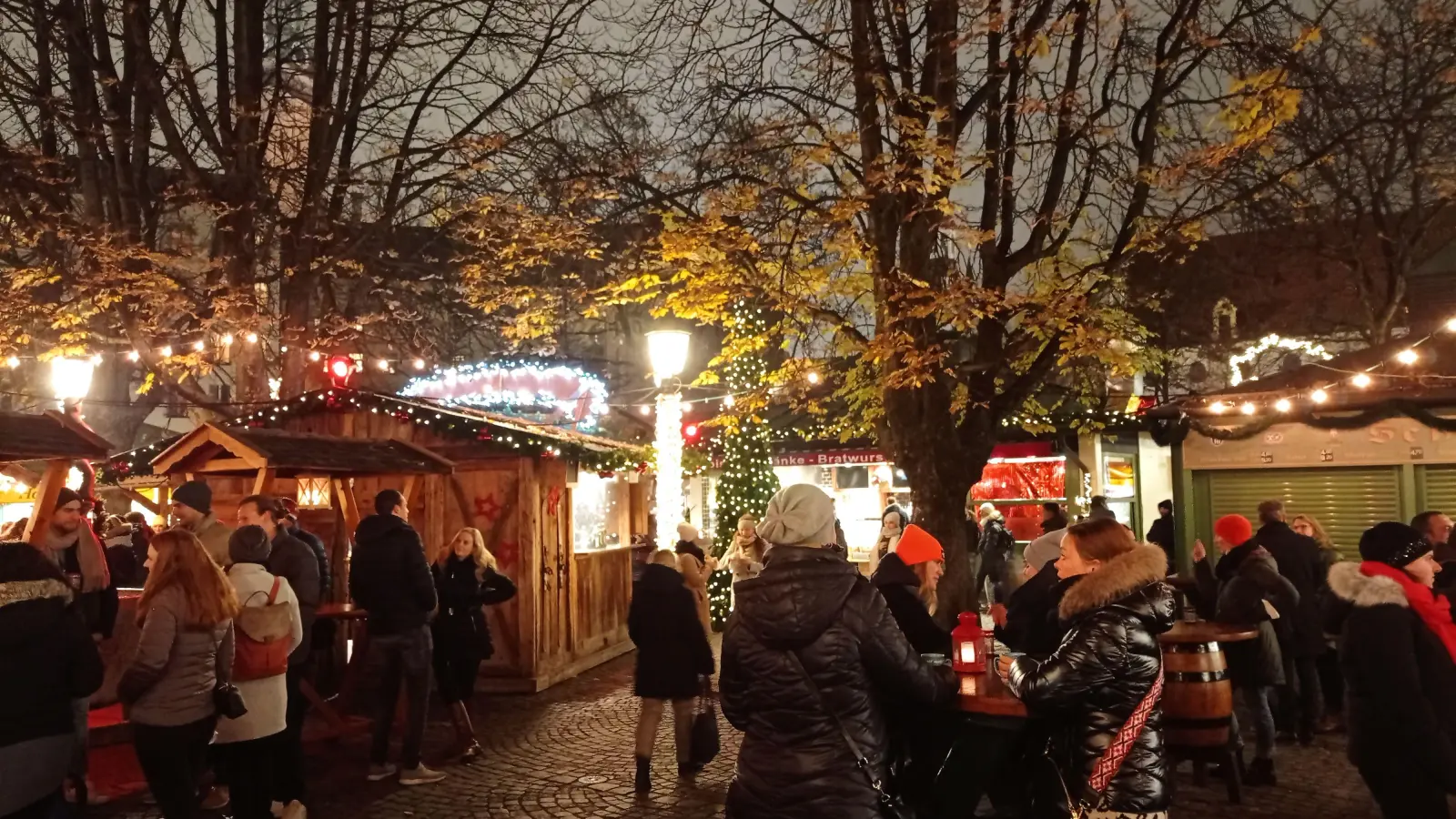 Bislang war der Zugang zur Außengastronomie - wie hier am Viktualienmarkt - ohne jegliche Zugangsbeschränkungen möglich.  (Foto: Stefan Dohl)