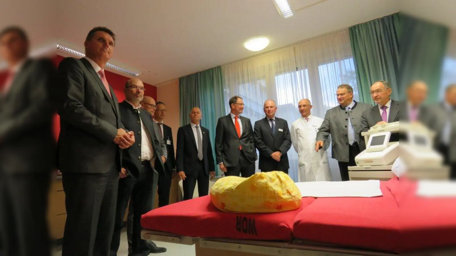 Lauter Männer im Kreißsaal, ein ungewohnter Anblick! Geburtshilfe-Chefarzt Christoph Anthuber (mit roter Krawatte), zeigt den Gästen, darunter auch Landrat Karl Roth (rechts) und seinem Tölzer Amtskollegen Josef Niedermaier (links daneben) die neue Geburtsstation. (Foto: Stefan Berger)