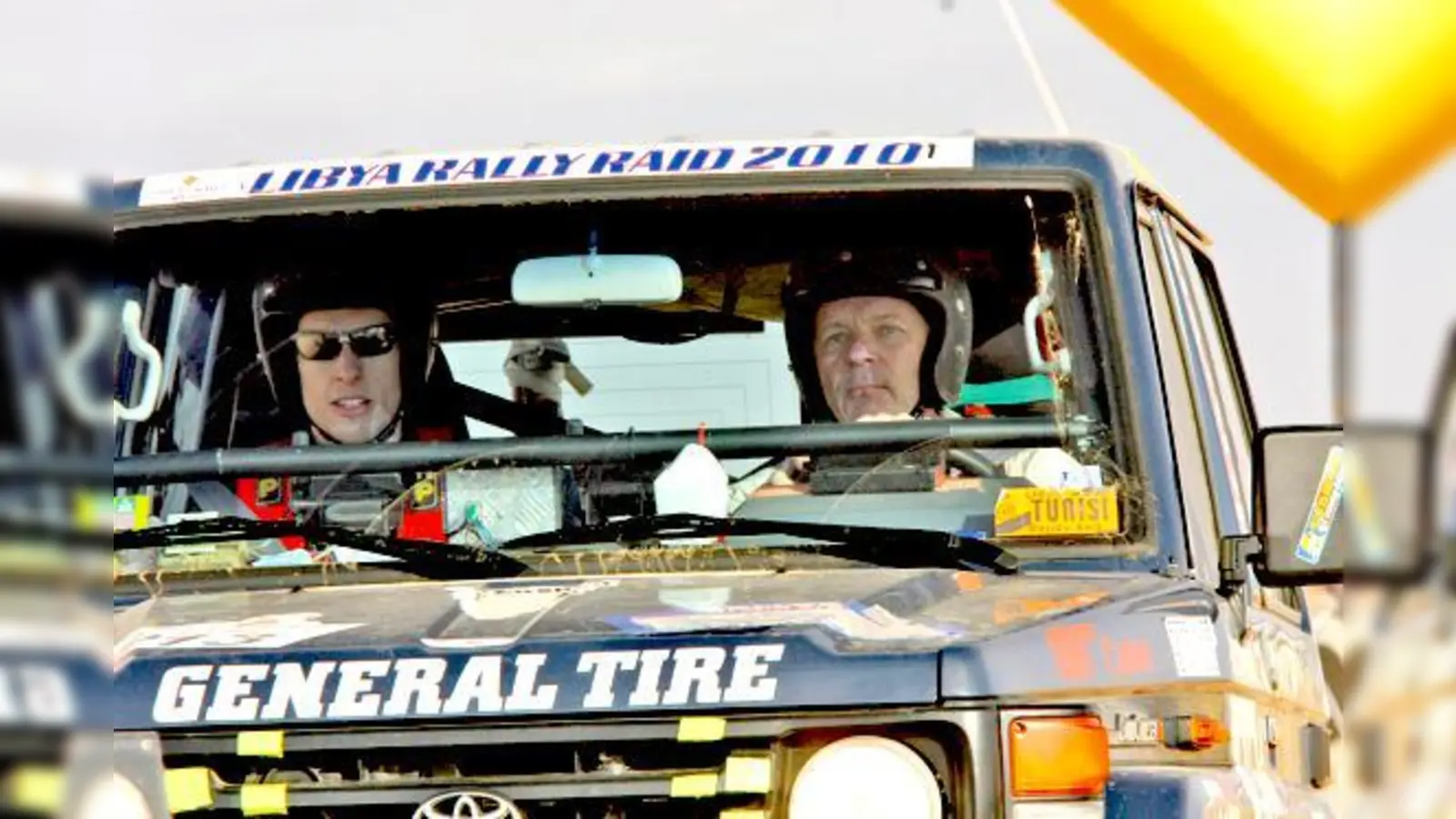 Benjamin und Peter Kluge konzentriert bei der Libyen-Rallye-Raid 2010 in  Tunesien, wo sie den zweiten Gesamtplatz erreichten.	 (Foto: Privat)