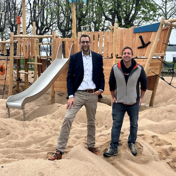 Erster Bürgermeister Patrick Janik (l.) mit Hermann Feistle vom Bauamt der Stadt Starnberg vor dem neuen Spielschiff. (Foto: Stadt Starnberg)