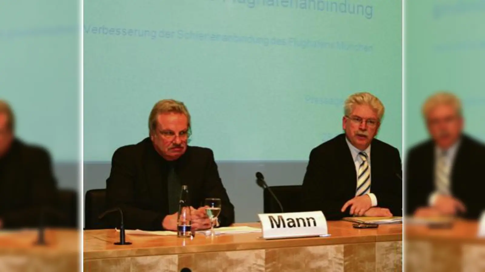 Verkehrsminister Martin Zeil (re.) und Hans-Ulrich Mann (li.) bei der Vorstellung des Gutachtens zur Anbindung des Münchner Flughafens. 	 (Foto: ak)