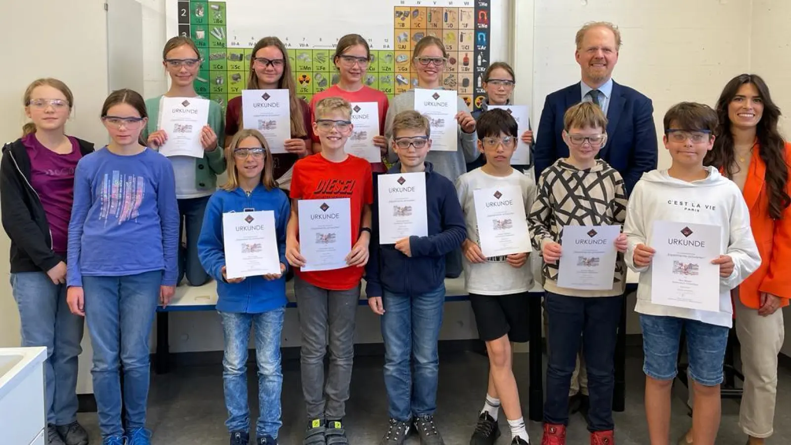 Die Schülerinnen und Schüler des Gymnasiums Fürstenried entwickelten Biokunststoffe und fanden einen ziemlich guten Klebstoff. (Foto: Schule)