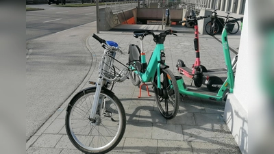 Achtlos zurückgelassene Leih-Scooter und - Räder blockieren vielerorts den Gehweg. (Foto: job)