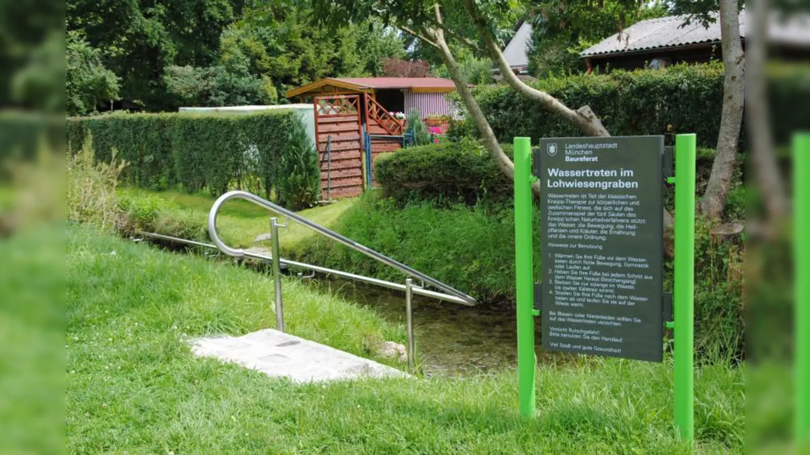 Hat man die neue Kneippanlage erst mal gefunden, kann man sich auf der Schautafel „Wassertreten im Lohwiesengraben“ genau informieren, um was und wie es geht! (Foto: Eva Schraft)