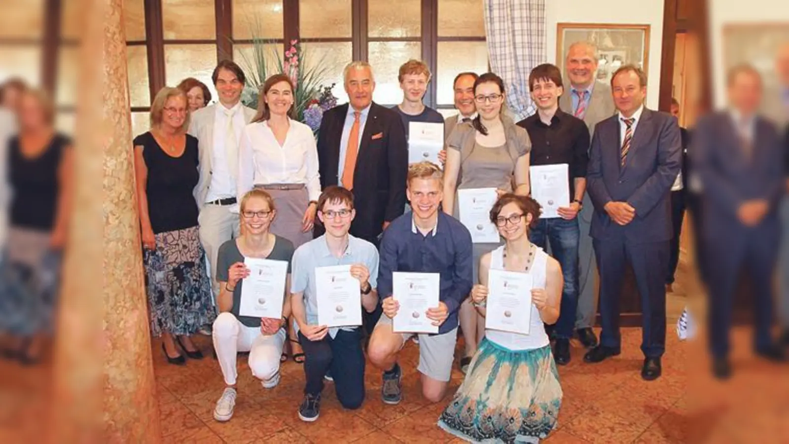 Der bayerische Kultusminister Dr. Ludwig Spaenle mit den Siegern des Landeswettbewerbs »Alte Sprachen« am Montag in München.	 (Fotos: ©StMBW)