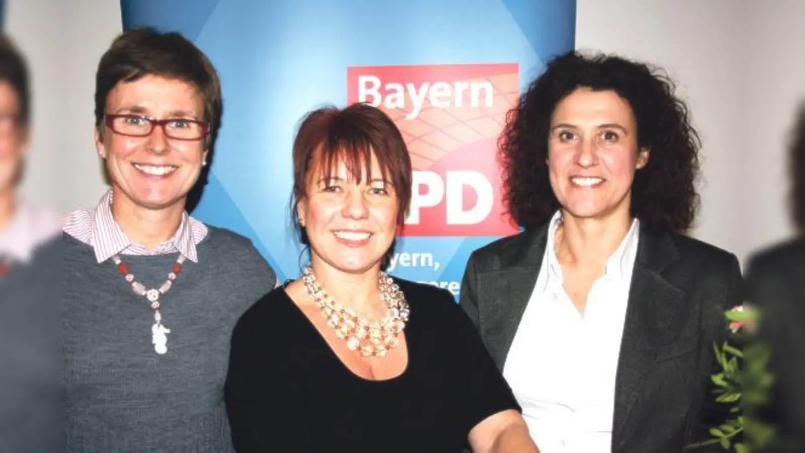 Bei dem Sozialempfang der SPD am vergangenen Montagabend (v.l.): Die SPD-Landtagsabgeordneten Isabell Zacharias und Diana Stachowitz sowie die neue Sozialreferentin der Stadt München, Brigitte Meier.	 (Foto: ws)