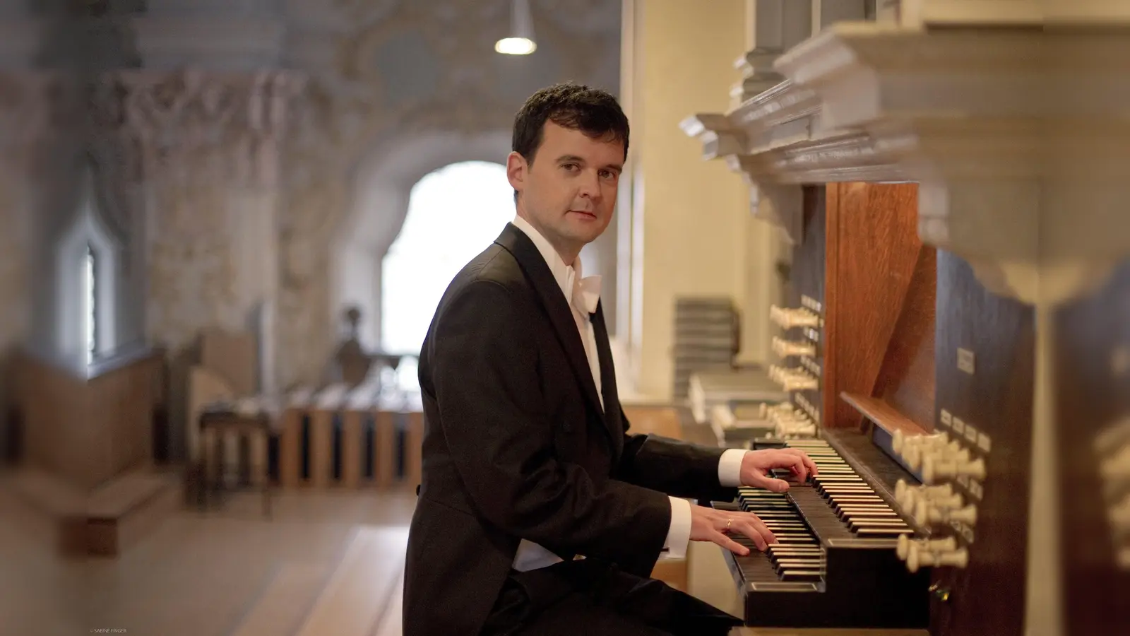An der großen Schuster Orgel spielt Kirchenmusiker Thomas Scherbel. (Foto: © SABINE FINGER)
