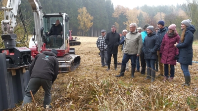 Mithilfe eines Baggers werden Spundwände in den Entwässerungsgraben am südlichen Ende des Hilgermooses gesetzt. (Foto: Jennifer Sandmeyer/Bezirk Oberbayern)