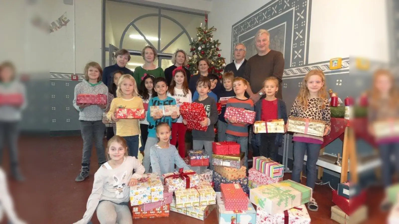 Michaele Fitz (Rektorin Grundschule am Gotzinger Platz, Susanne Erhard (Konrektorin Grundschule an der Implerstraße), Ingrid Günter und Maresa Tworek-Pollmer (Elternbeirat Grundschule an der Implerstraße) sowie Karl-Heinz Schmutzer-Staudinger (SBH Sendling-Westpark) und Peter Fassbender (Leiter SBH Sendling-Westpark) freuten sich mit den Kindern wieder über eine gelungene Weihnachtspäckchenaktion. (Foto: tab)