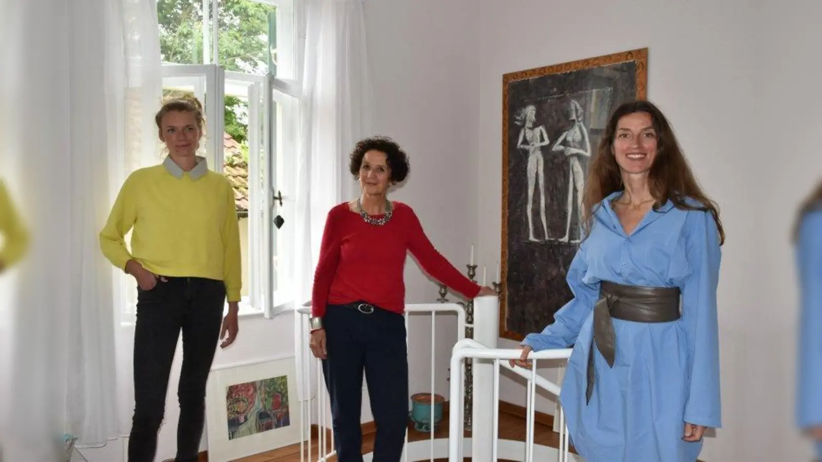 Elisabeth Carr (Mitte) lädt zusammen mit den Künstlerinnen Anna Schölß (links) und Manuela Hartel zu sich ein. (Foto: Hauck)