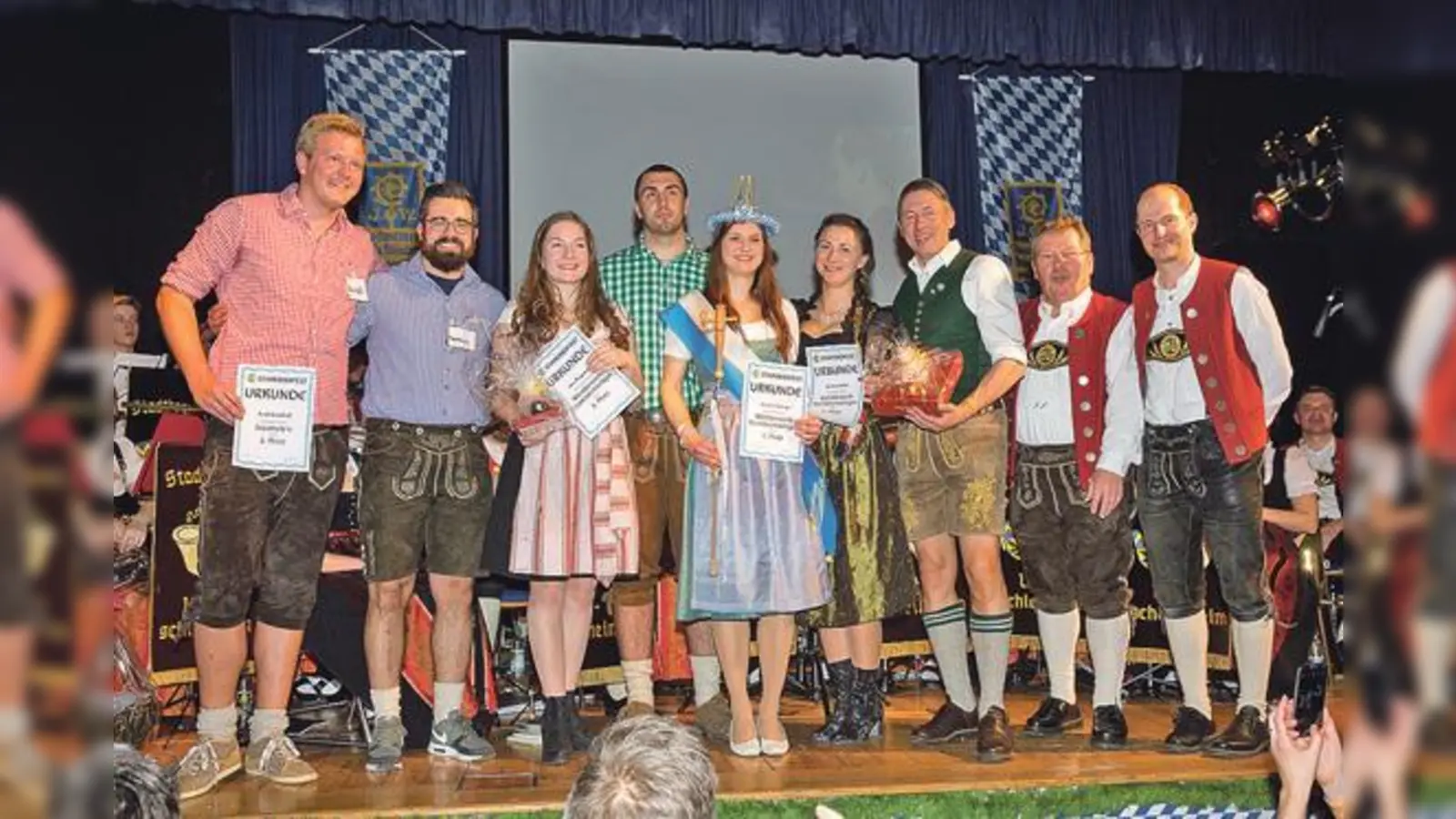 Die Erstplatzierten beim Stoahebn und Starkbierköniginnen-Wettbewerb (Christine Seidinger, hinter ihr im grünen Hemd, Alexander Guth. Rechts im Bild: 1. Bürgermeister Christoph Böck, Abteilungsleiter Josef Jurischitz und Dirigent Michael Kavelar.)  (F: VA)