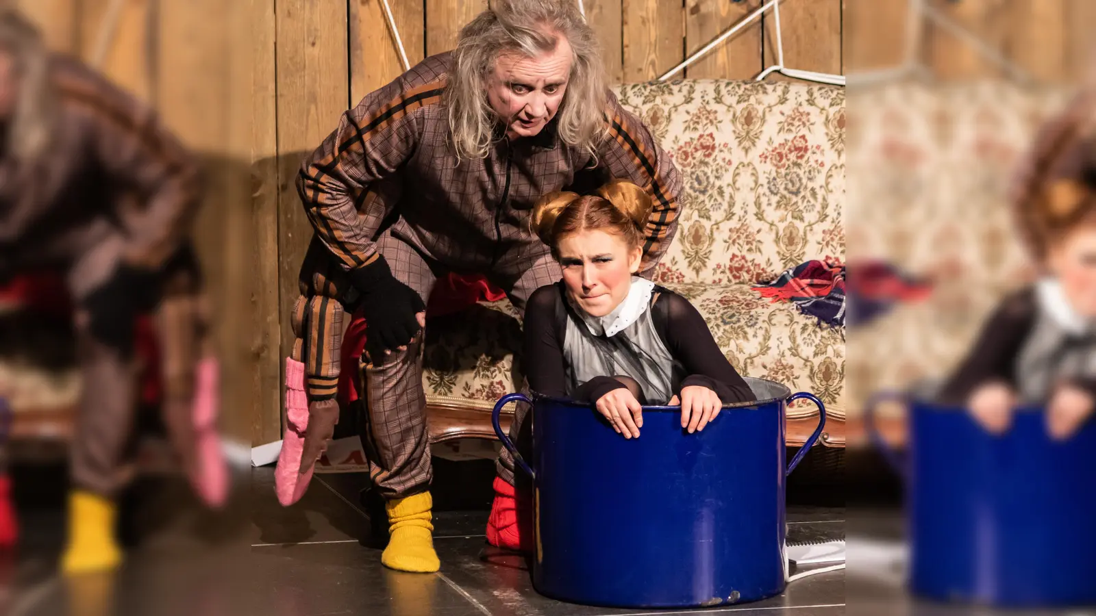 Das feie Landestheater präsentiert das vergnügliche Adventstheater „Du spinnst wohl”. (Foto: Robert James Perkins)