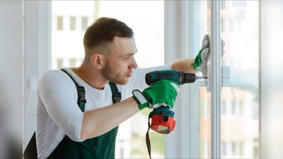 Der Austausch veralteter Fenster ist auch im Winter möglich - sofern die Temperaturen den Gefrierpunkt nicht unterschreiten. Die neuen und energiesparenden Kunststoffprofile senken den Heizenergieverbrauch deutlich. Das hilft dann nicht nur dem eigenen Portemonnaie, sondern auch der Umwelt. (Foto: Yuragolup/123rf/Veka)