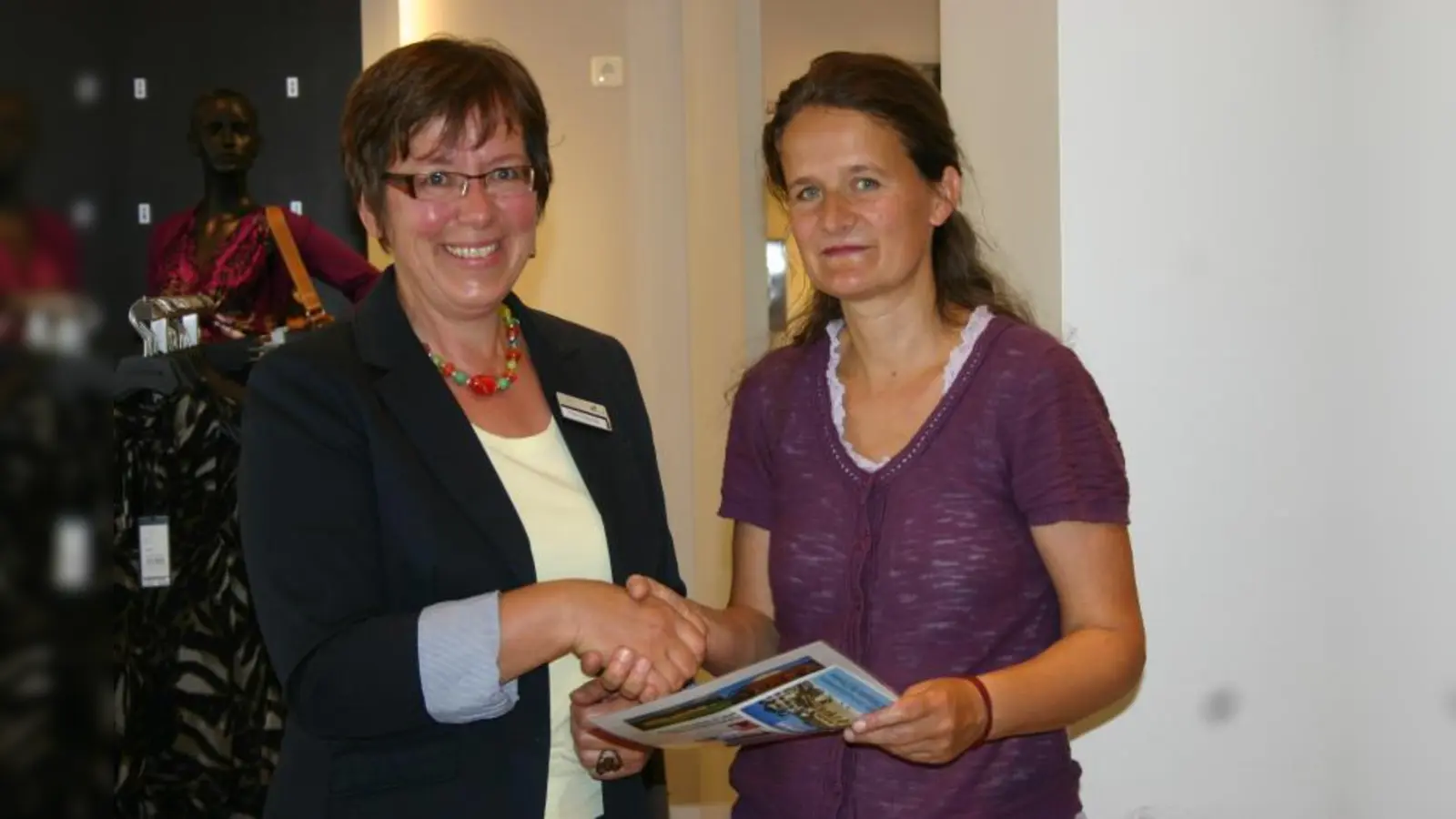 Glückliche Gesichter im Pasinger Kaufring: Anita Schneider (l.) und die Gewinnerin Judith Ammon (Foto: JK)