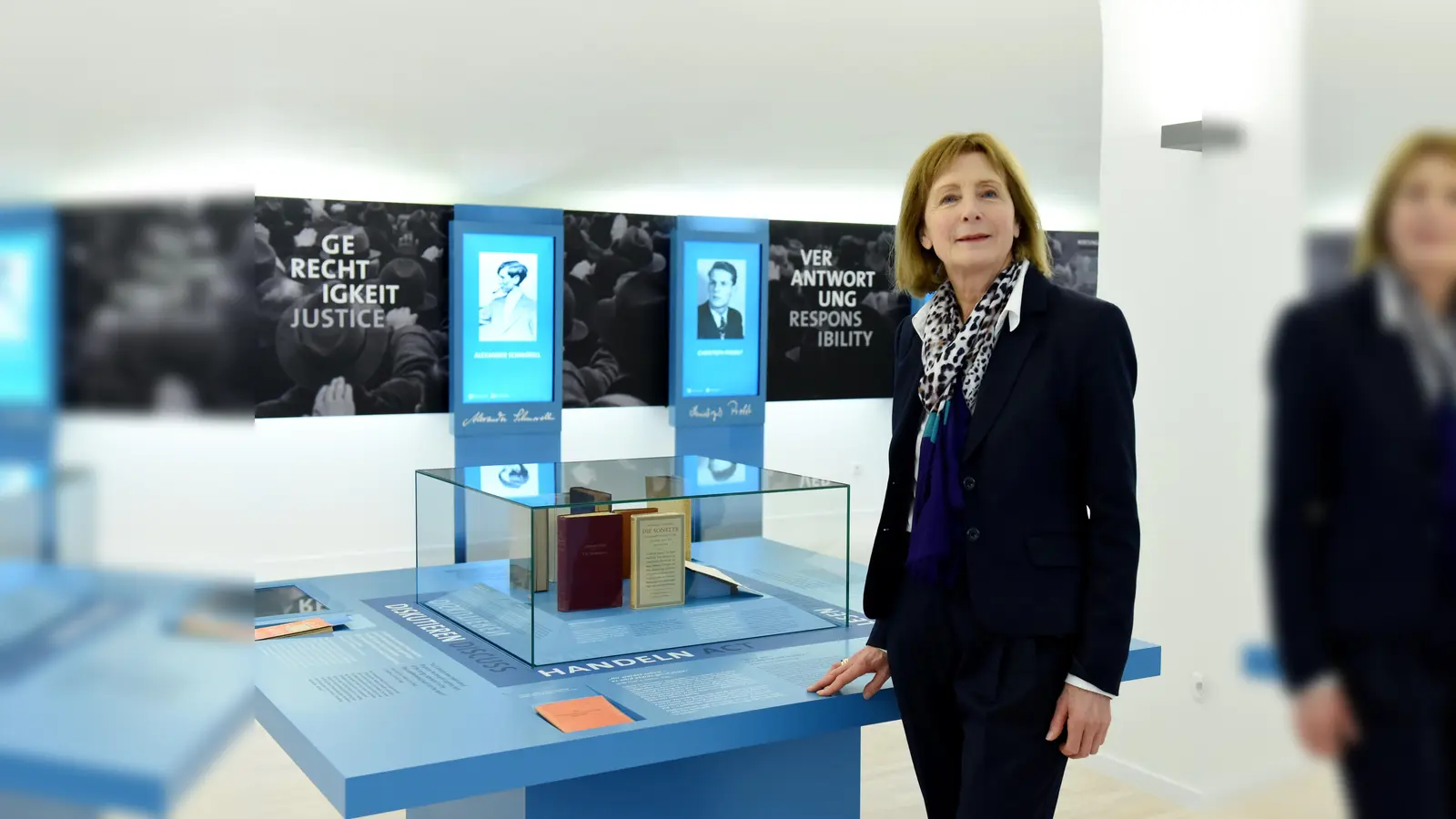 Die Stiftungsvorsitzende Dr. Hildegard Kronawitter, in der DenkStätte an der LMU: die Erinnerung an die Weiße Rose wachhalten. (Foto: Weiße Rose Stiftung / Catherina Hess)