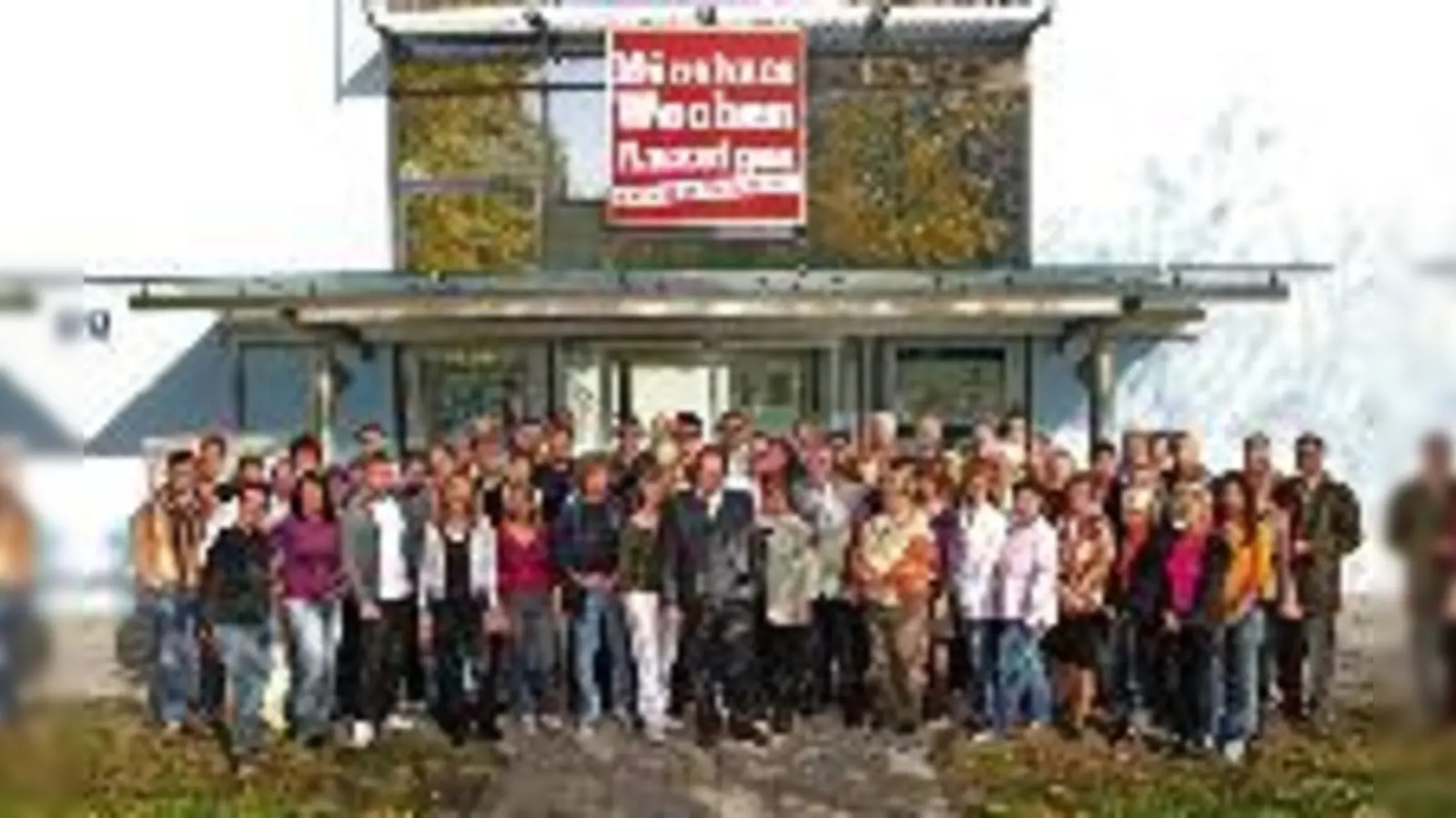 Das Team hinter den Kulissen des Moosacher Anzeigers vor dem Firmensitz in der Moosacher Straße 56.	 (Foto: ek)