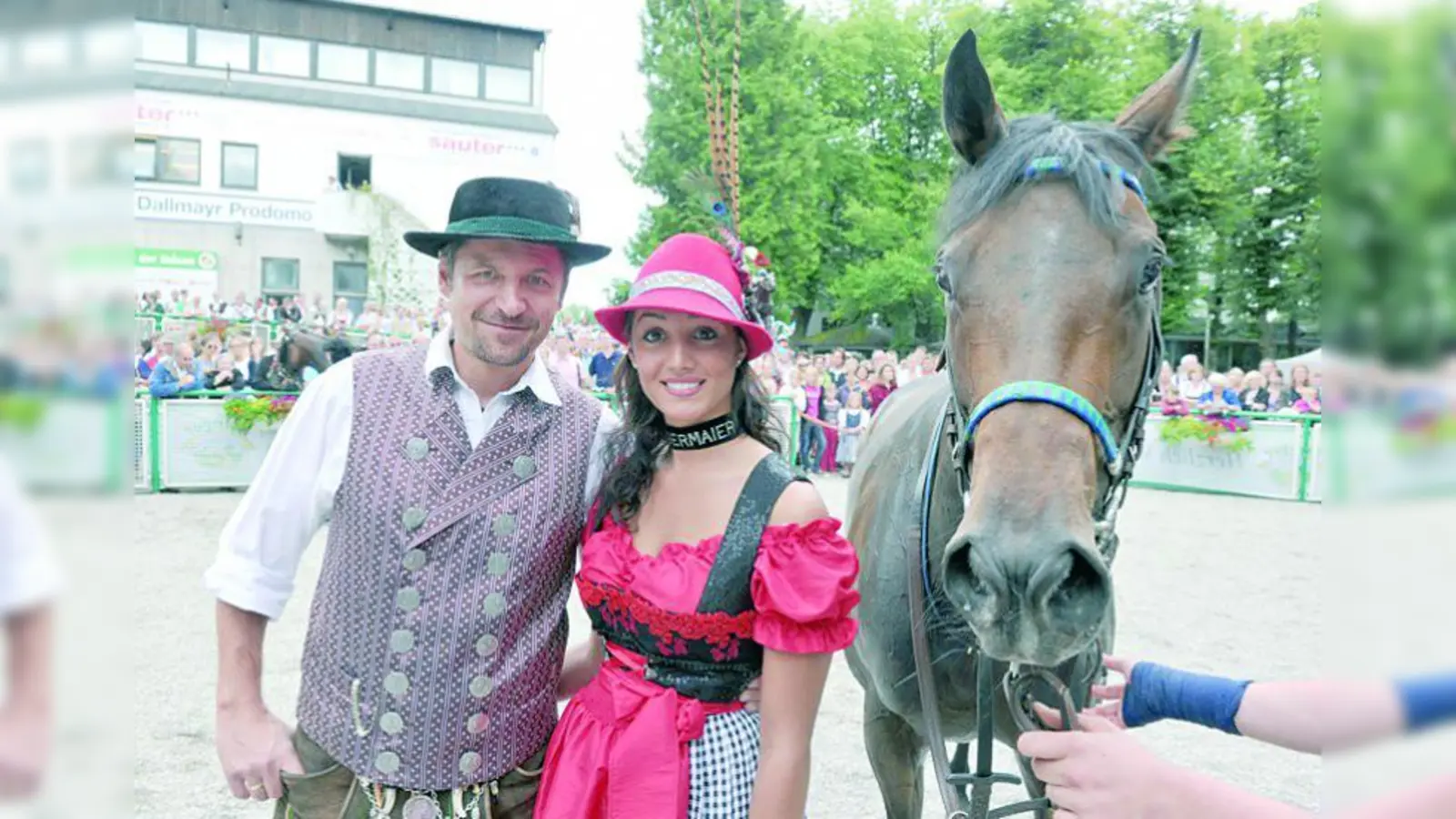 Schauspieler Winfried Frey mit Angermaier-Mitarbeiterin Amanda Steinbach und dem Siegerpferd. (Foto: pi)