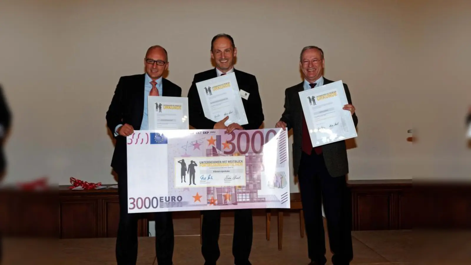 Die Vertreter der ausgezeichneten Unternehmen mit Urkunde und Weiterbildungsgutschein (v.l.): Nico Schoenecker (CEO, Autobus Oberbayern GmbH), Hans-Georg Heinrich (Geschäftsführer, Securitas Sicherheit &amp; Service GmbH und Co. KG) und Johannes Zeise-Wallbrecher (Inhaber, Klösterl Apotheke). (Foto: pi)