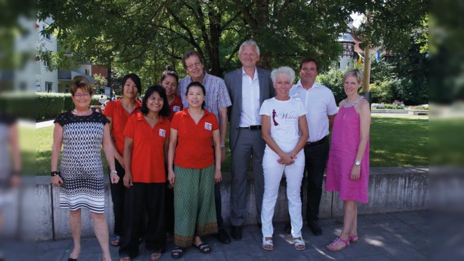 Die Veranstalter des Agnes-Bernauer-Arkaden-Festes freuen sich auf zahlreiche Besucher: v.l. Roswitha Ebner, das Team vom Thida Royal Thai Massage mit Inhaberin Tipphawan Kicharam (4.v.l.), Walter Stetter, Werner Maus, Christine Werler, Robert Ostermeierund Dr. Christiane Funk. (Foto: ve)
