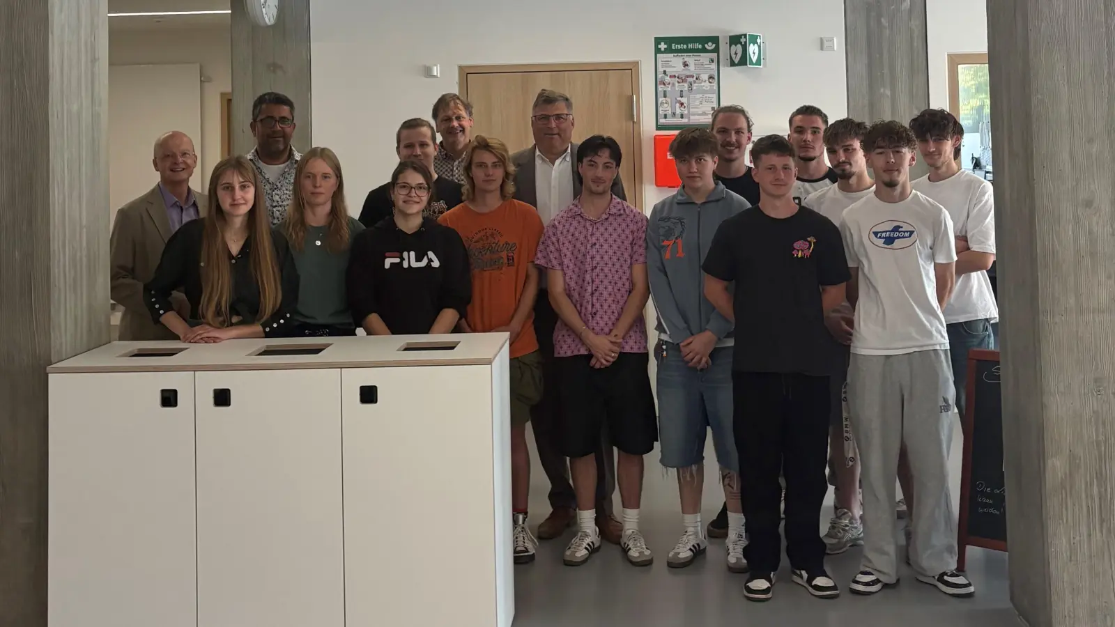 Die Abschlussklasse der Schreinerinnen und Schreiner mit einem der drei neuen Mülltrennsystemen mit Schulleiter Frank Ritzel, Gregor Schöffel, Vertreter der Schulleitung, Fachlehrer Christoph Knoll und Landrat Stefan Löwl (h. v. l.). (Foto: Landratsamt Dachau, Sina Török)