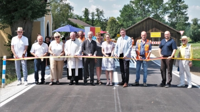 Machen den Weg frei (von links): Thomas Gneißl und Peter Attenhauser (Ausschuss Klima, Natur, Struktur, Umwelt und Verkehr), Sieglinde Sigl (Kreisrätin), Pfarrer Thomas Barenth, Claudius Siebert (Erster Bürgermeister Dorfen), Sabine Berger (Ausschuss Klima, Natur, Struktur, Umwelt und Verkehr), Nadine Heiß (Baudirektorin Staatliches Bauamt Freising), Landrat Martin Bayerstorfer, Josef Schmidt (Strabag), Stefan Brunnbauer (Strabag), Günter Penzl (ehemaliger Kreisrat). (Foto: red)