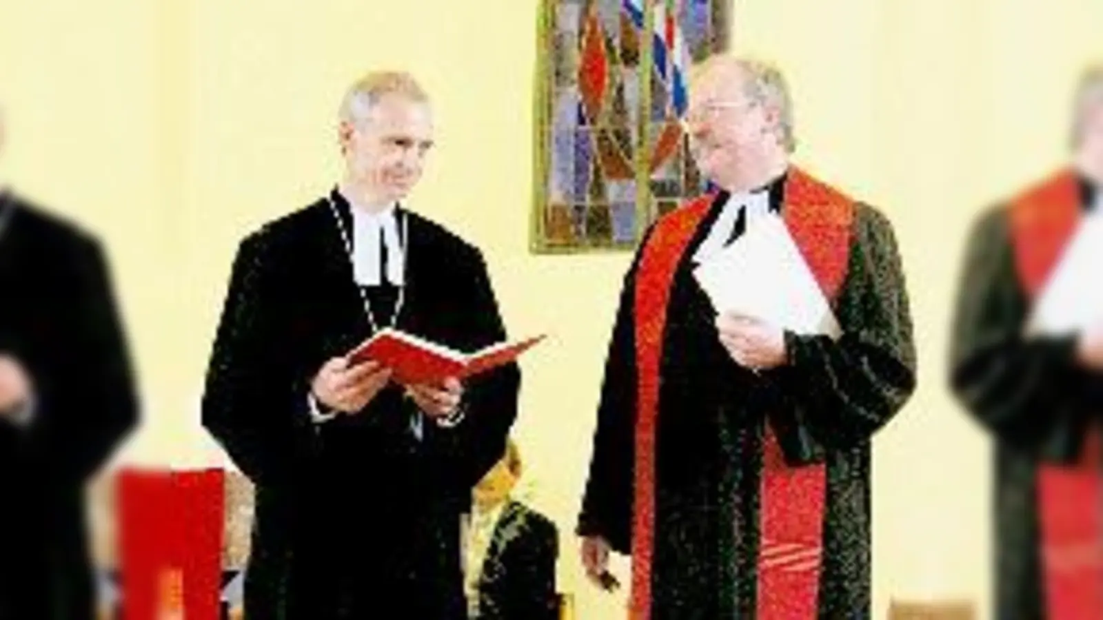 Dekan Mathis Steinbauer mit Pfarrer Dietrich Matthias Röhrs (v.li.) nach Übergabe der Ernennungsurkunde.   (Foto: aha)