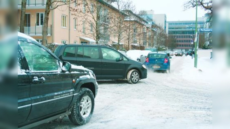 An der Ecke von Lutz- und Perhamer  Straße erleben Mütter, die ihre Kinder in den Kindergarten St. Ulrich bringen, immer wieder gefährliche Situationen. (Foto: tg)