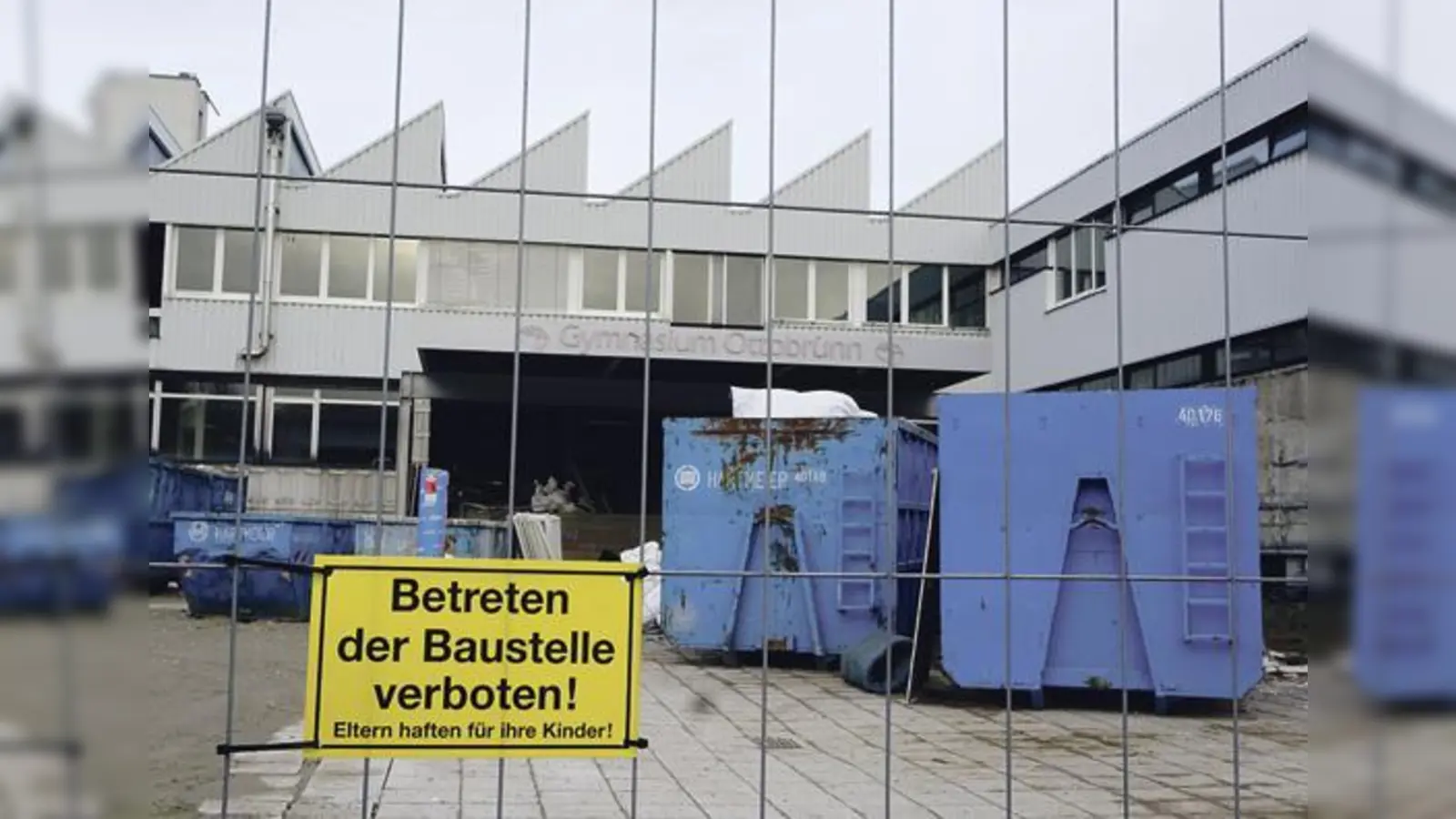 Die Abrissarbeiten am Gymnasium Ottobrunn sind angelaufen.	 (Foto: Angela Boschert)