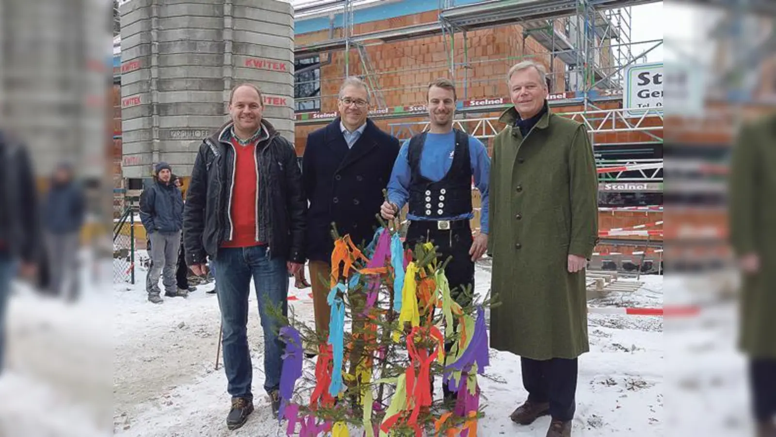 Feierten gemeinsam mit den Handwerkern das Richtfest für den neuen Hort: Bernhard Klaus vom Bauamt Grünwald, Architekt Thomas Gotzeck, Zimmerer Michael Huber, der den Richtspruch verfasste und Bürgermeister Jan Neusiedl.	 (Foto: hw)