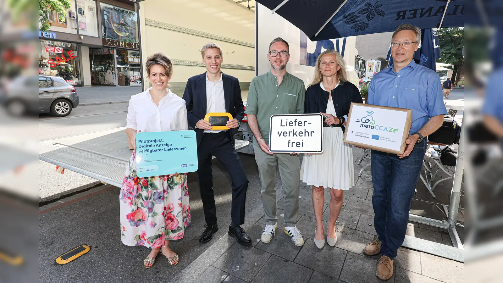 Sie gaben im Tal den Startschuss für das Projekt „Digitalisierung von Lieferzonen“ (v.l.): Annette Hilpert (IHK), OB Dominik Krause, Benoit Blaser (BA 2), Andrea Stadler-Bachmaier (BA 1) und Mobilitätsreferent Georg Dunkel. Links unten ist der gelbe Sensor zu sehen.  (Foto: Michael Nagy)