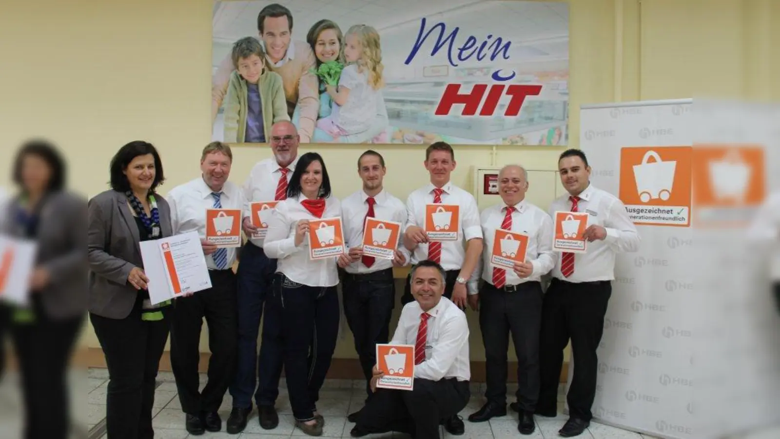 Simone Streller (links) mit den Leitern der ausgezeichneten HIT-Märkte. (Foto: FE)