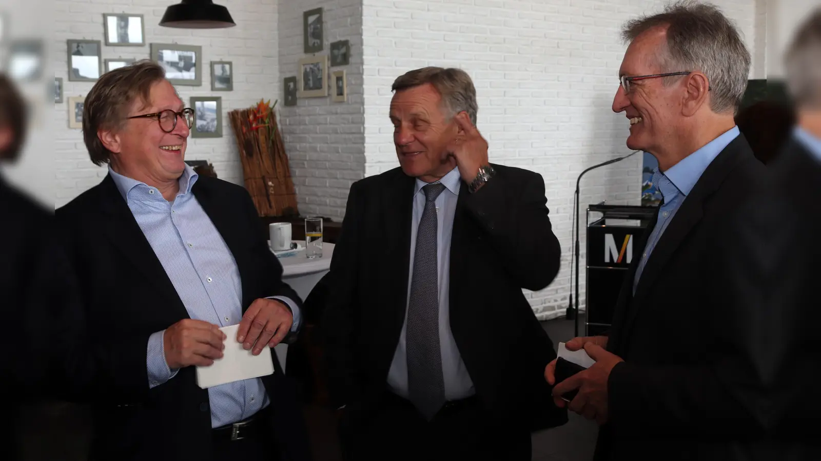 Freude über eine gelungene Ausstellung: Michael Kerkloh, Hartmut Mehdorn und Dietmar Plath kennen sich schon lange. (Foto: kw)