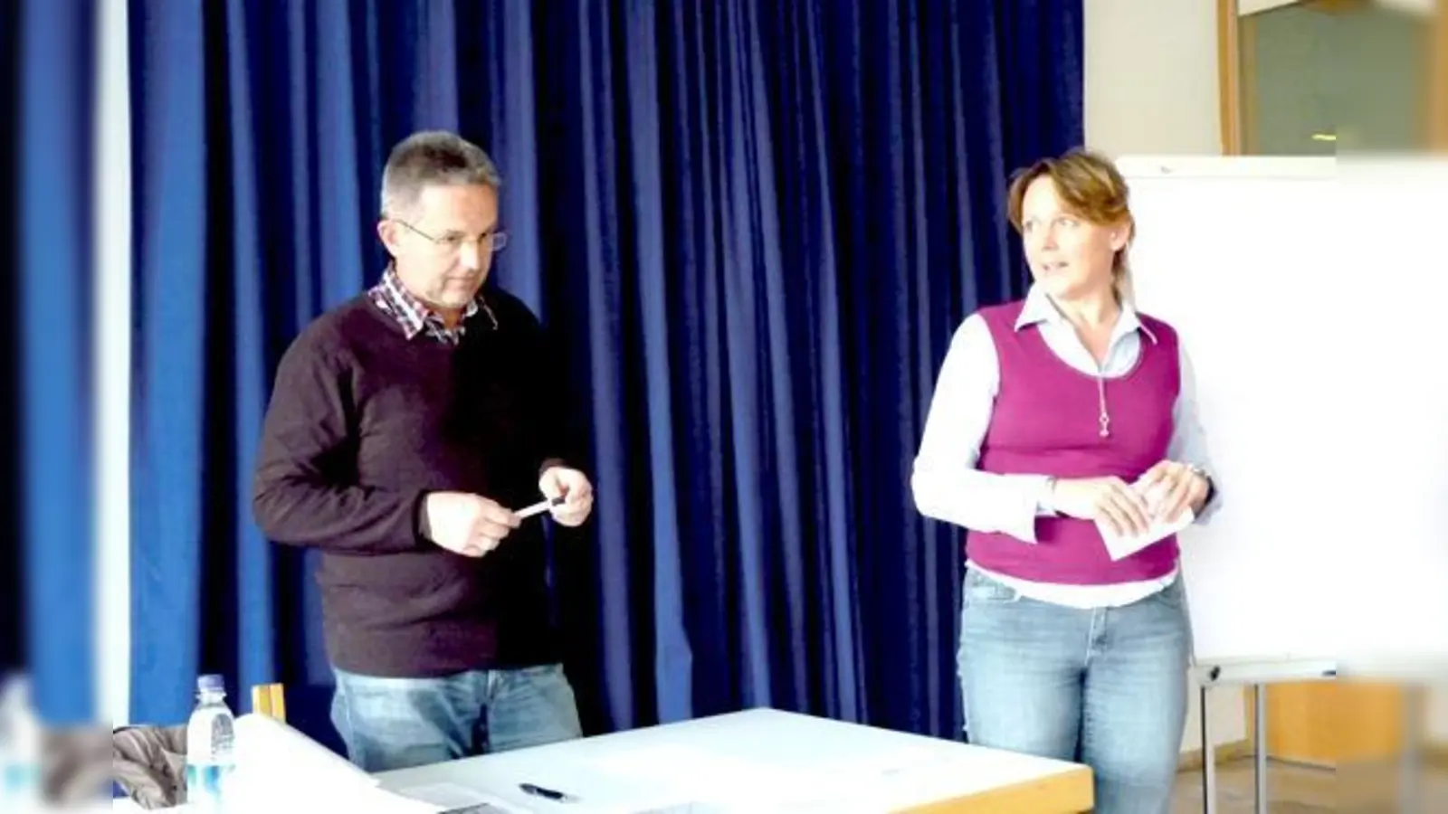 »Die Geothermie ist ein Geschenk der Erde«, so Sylvia Jung von den Bürgern für Eching mit dem Geologen Thomas Müller-Saulewicz. 	 (Foto: Sabina Brosch)