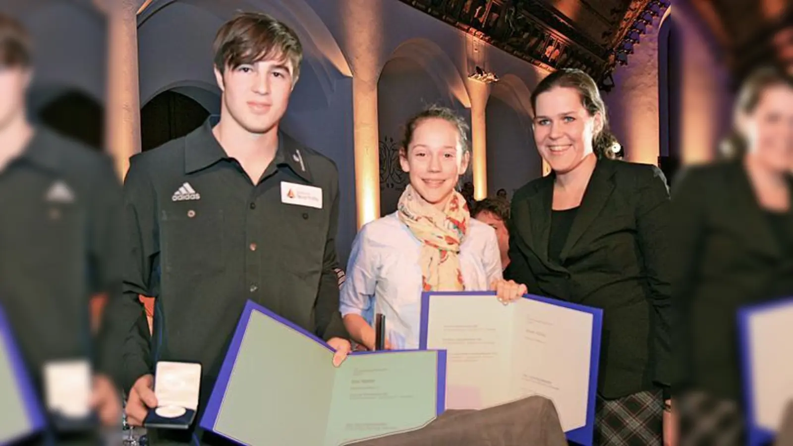 Rick Nadler und Aileen Rösler freuten sich mit Verena Dietl über die Auszeichung (v. li.).	 (Foto: Karl Hirt)